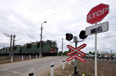 Два человека внезапно вышли на ж/д пути под Алматы и попали под поезд