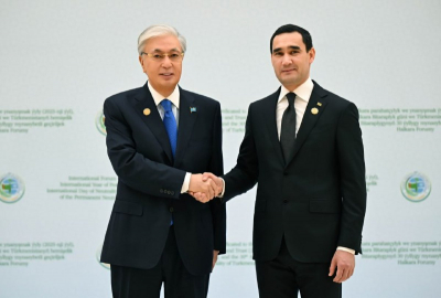 Токаев прибыл в Конгресс-центр для участия в международном форуме в Ашхабаде