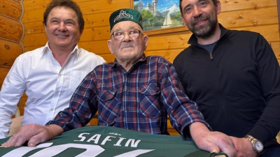 Он фанат "Ак барса": Данис Зарипов поздравил отца знаменитого певца Габдельфата Сафина с 104-летием 04/04/2026 &ndash;