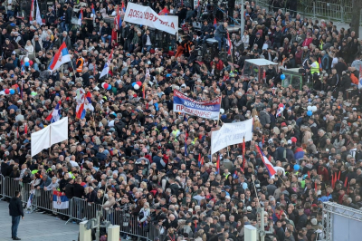Тысячи человек собрались на проправительственный митинг в Сербии