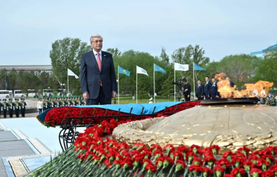 Токаев поздравил казахстанцев с Днем Победы