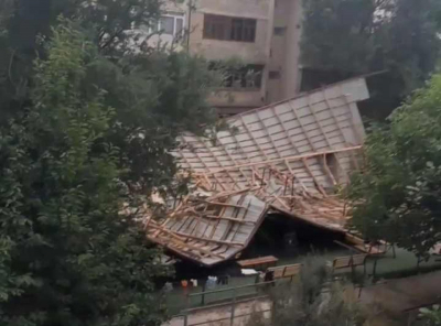 Крышу многоэтажки сдуло на детскую площадку под Ташкентом