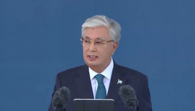 Токаев на параде в Астане поздравил казахстанцев с 80-летием Великой Победы