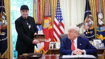 Маск покидает Белый дом. Трамп подарил ему золотой ключ