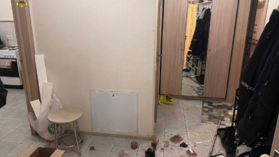 Пол в крови - жуткие фото из квартиры, где пьяный отец изрезал ножом супругу и сына 27/01/2026 &ndash; Новости