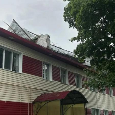 В Чистополе ураган сорвал крышу жилого дома и повалил деревья