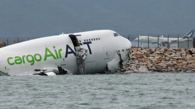 Boeing 747 рухнул в море в Гонконге, есть погибшие
