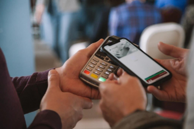 В России с сентября начнут вводить универсальный QR-код для оплаты