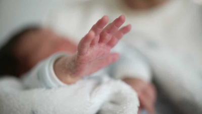 Карагандинка родила на автобусной остановке