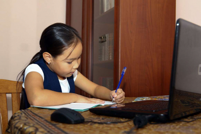 В области Абай более 10 тысяч учащихся переведены на дистанционку