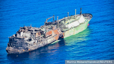 В Москве манипулятор повредил 11 автомобилей при столкновении с опорой моста