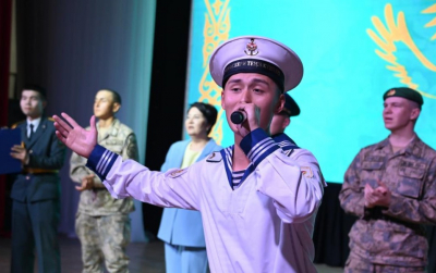 Солдаты поздравили матерей трогательным концертом в Актау