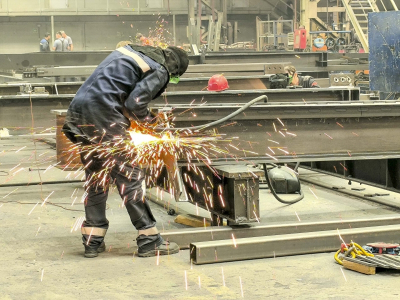 Рабочие специальности стали вторыми по спросу на рынке труда в Петербурге