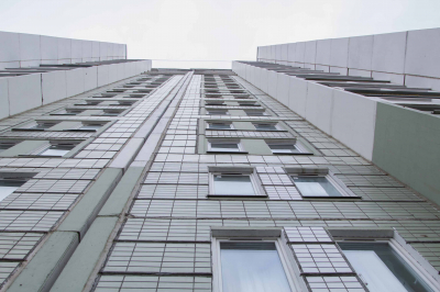 Юрист Соловьев напомнил, что за курение в МКД можно получить штраф