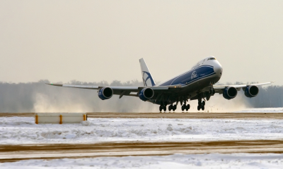 Россияне застряли в аэропорту Тюмени из-за болезни члена экипажа AZUR air