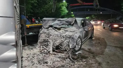 Ночной кошмар в Алматы: автобус снес Audi
