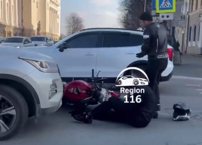 У оперного театра в Казани иномарка сбила байкера - видео 11/04/2026 – Новости
