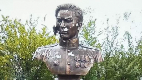 Сломанный памятник Кошкарбаеву восстановят спустя год
